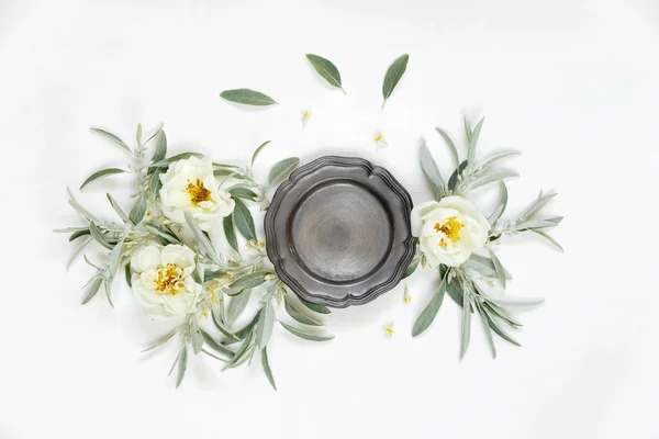 Metal plaka ve gül çiçek dekoratif kompozisyonu — Stok fotoğraf