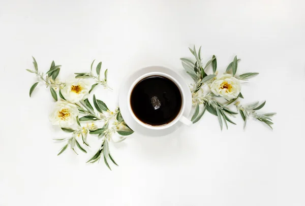 Café da manhã e rosas selvagens brancas — Fotografia de Stock