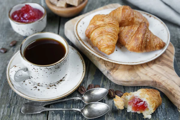 Ranní kávu croissanty — Stock fotografie