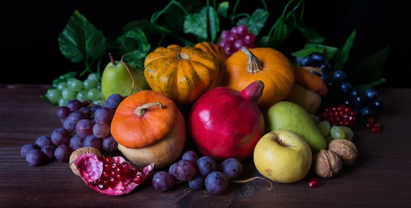 Rik skörd av olika frukter och grönsaker — Stockfoto