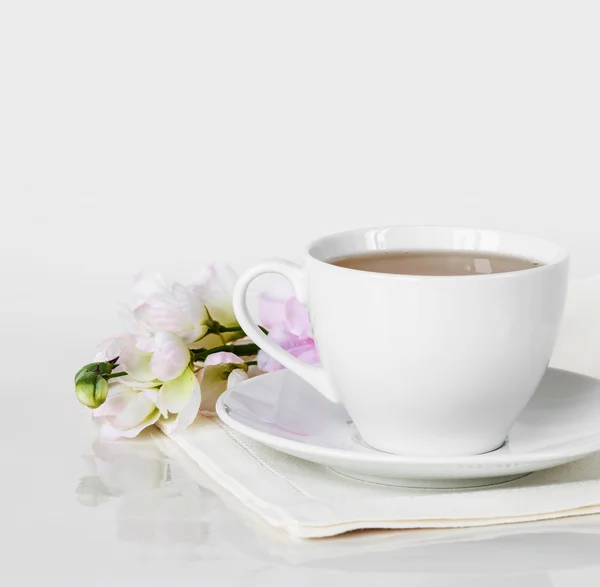 Tasse de thé et de fleur — Photo