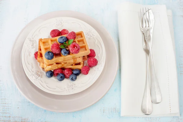 Waffles com bagas frescas — Fotografia de Stock