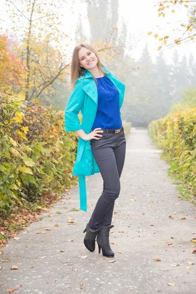 Young girl in the  autumn park in the early morning — Stock Photo, Image