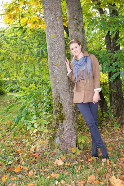 Young girl in the  autumn park in the early morning — Stock Photo, Image