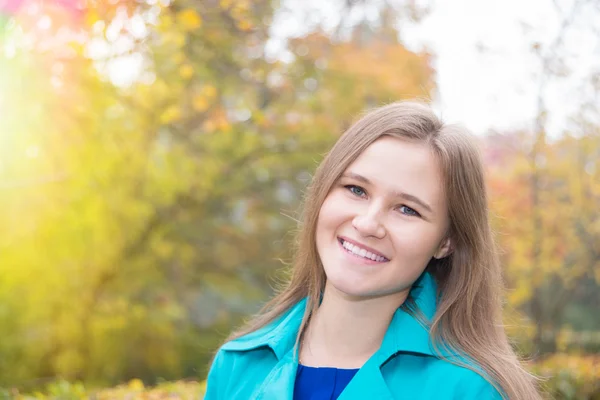 Smiling young girl — Stock Photo, Image