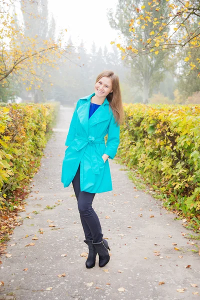 Young girl in the  autumn park in the early morning — Stock Photo, Image