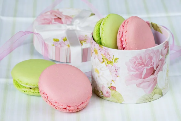 Green and pink macaroons — Stock Photo, Image