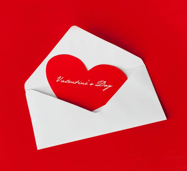 Coração escarlate em um envelope branco — Fotografia de Stock