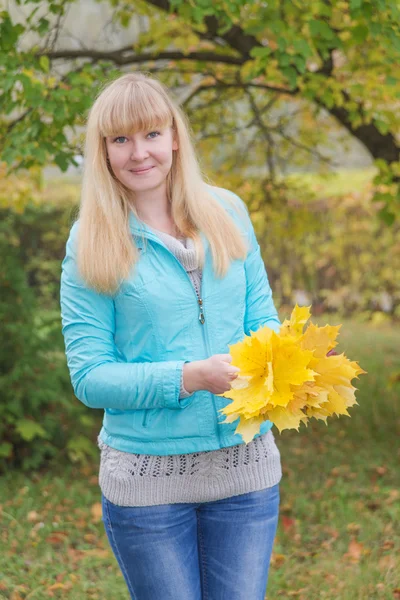 Smiling young girl — Stock Photo, Image