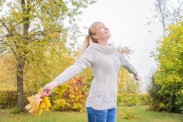 Smiling young girl — Stock Photo, Image