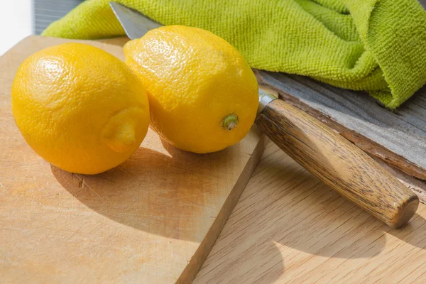 Stilleben med två citron — Stockfoto
