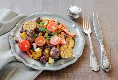 Kızartma sebze ile vahşi oyun