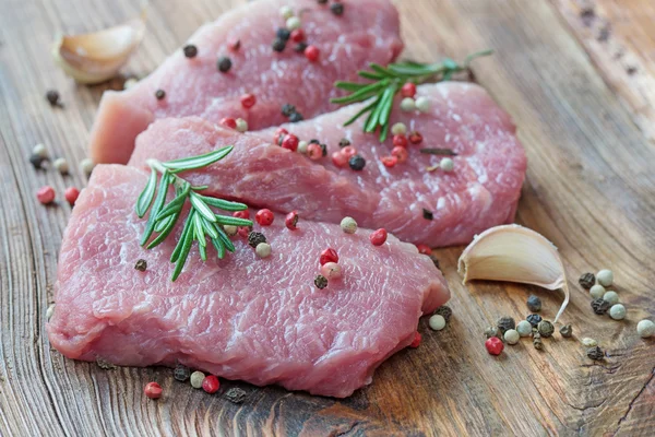 Três pedaços de carne de porco — Fotografia de Stock