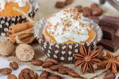 çikolata parçaları ile cupcakes