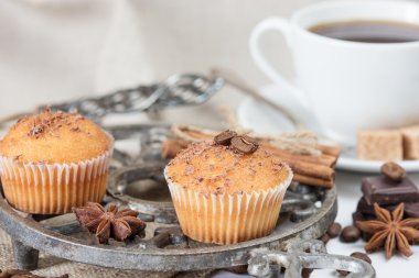 çikolata parçaları ile cupcakes