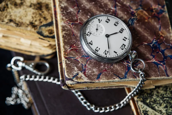 Vecchi libri e orologio da tasca — Foto Stock