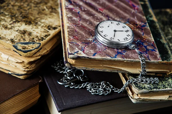 Vecchi libri e orologio da tasca — Foto Stock