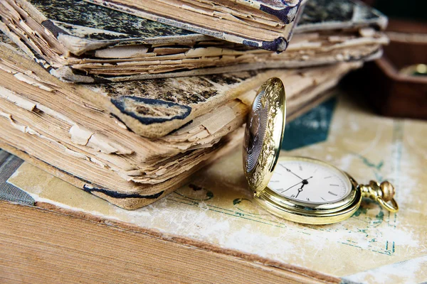 Oude boeken en zakhorloge — Stockfoto