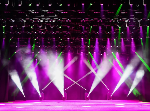 Konzertbühne mit lila Licht — Stockfoto © Epitavi #106165680