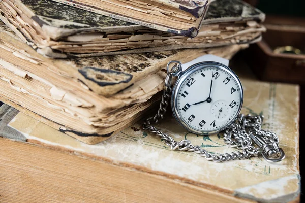 Staré knihy a pocketwatch — Stock fotografie