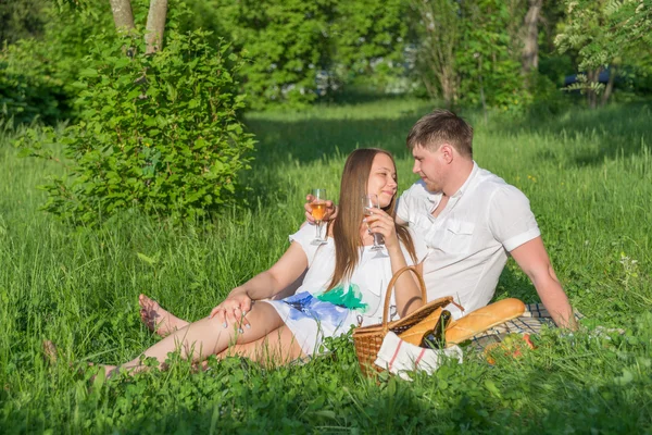 Junges Paar bei einem Picknick im Stadtpark — Stockfoto