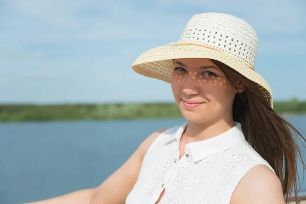 Young girl wearing a straw hat — Stock Photo, Image