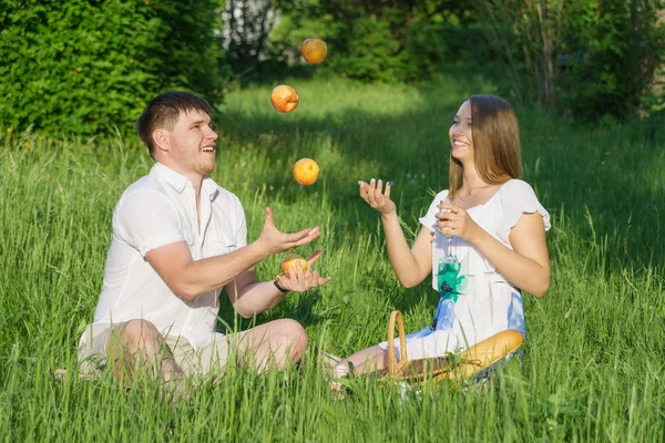 Jeune couple à un pique-nique dans un parc de la ville — Photo