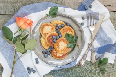 Yaz kahvaltı bir rustik tarzda