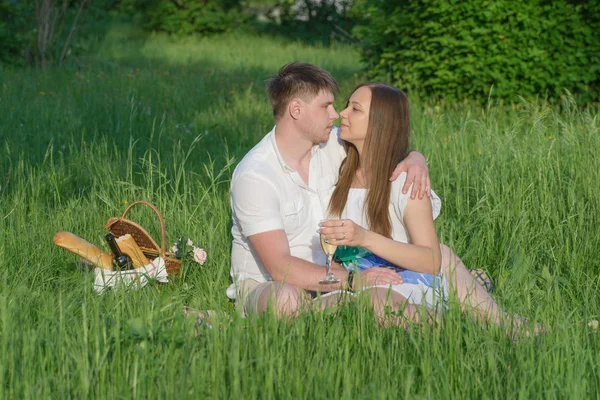 Junges Paar bei einem Picknick im Stadtpark — Stockfoto