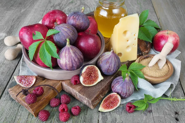 Zomer Stilleven met vijgen en kaas — Stockfoto