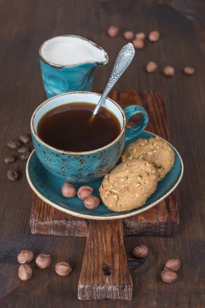 Black coffee and oatmeal cookies — Stock Photo, Image