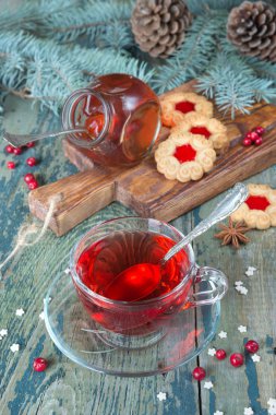 Bir fincan kırmızı çay.