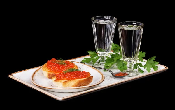 Vodka e sanduíches com caviar vermelho — Fotografia de Stock