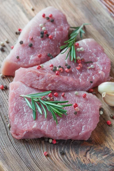 Três pedaços de carne orgânica fresca — Fotografia de Stock