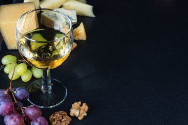 Beyaz şarap ve aperatifler