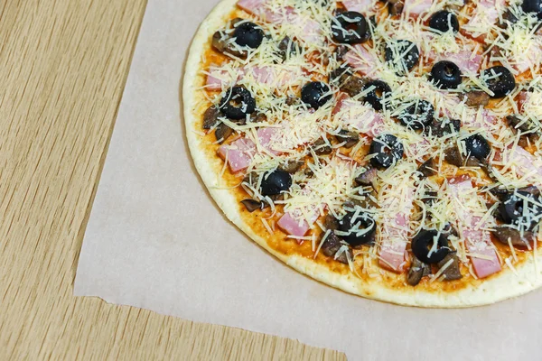 Піца з беконом і грибами — стокове фото