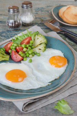Kızarmış yumurta, sebze ve toastes