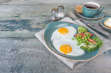 Kızarmış yumurta, sebze ve kahve