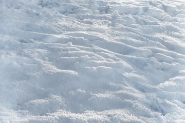 Düzensiz kar yüzeyi