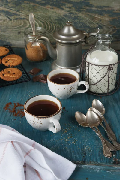 Kaffe med mjölk och hemgjorda havremjöl kakor — Stockfoto