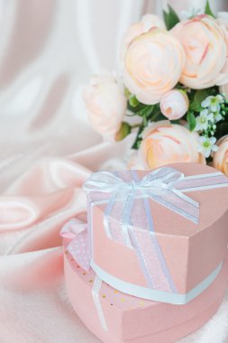 Kamelya ve hediye kutusu şenlikli kompozisyonu