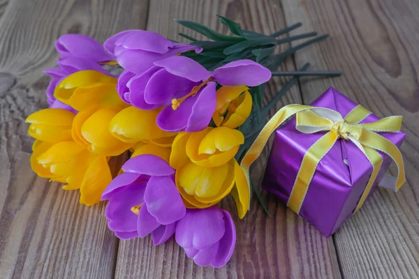 Bouquet di crochi e confezione regalo — Foto Stock