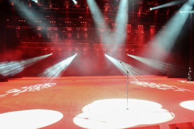Konser sahne duman ve ışık ile