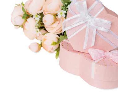 Çiçek ve hediye kutuları şenlikli kompozisyonu