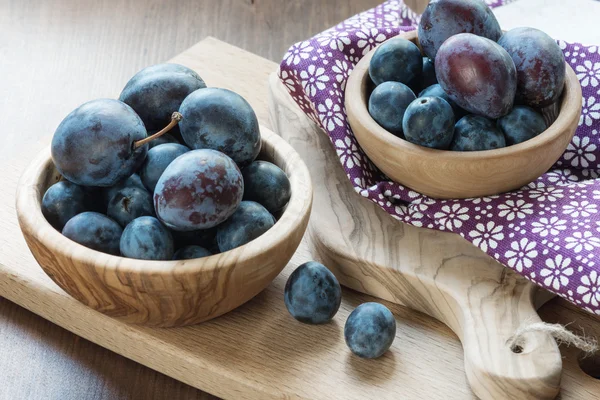 Prunes mûres dans les bols en bois — Photo