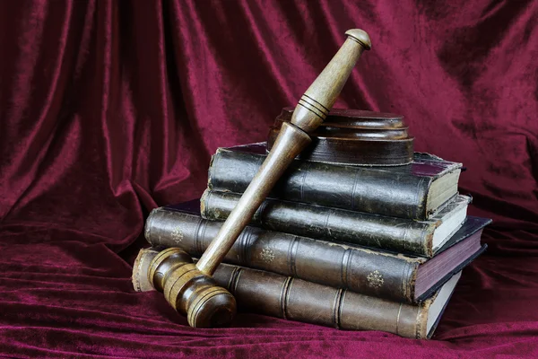 Martillo de madera y pila de libros antiguos —  Fotos de Stock