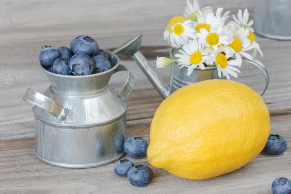 Stilleben med blåbär, citron och chamomiles — Stockfoto