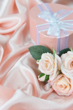 Gül ve hediye kutusu şenlikli kompozisyonu