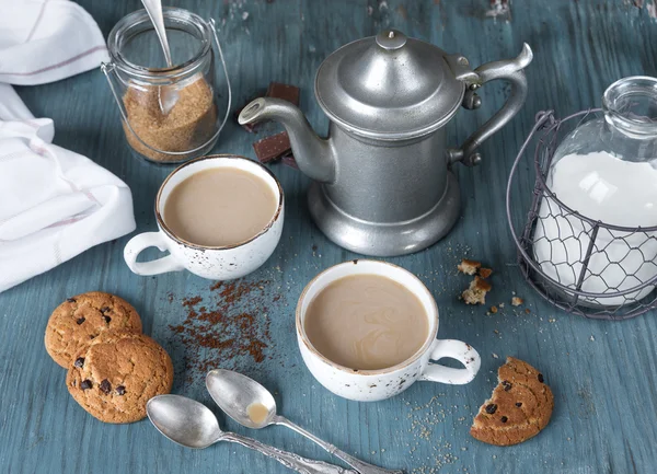 Café com leite e biscoitos caseiros de aveia — Fotografia de Stock