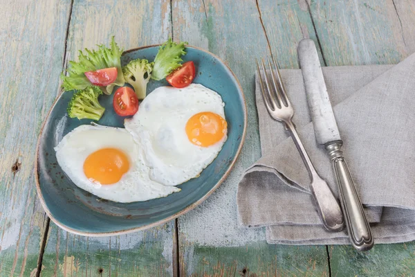 Две яичницы и овощи — стоковое фото
